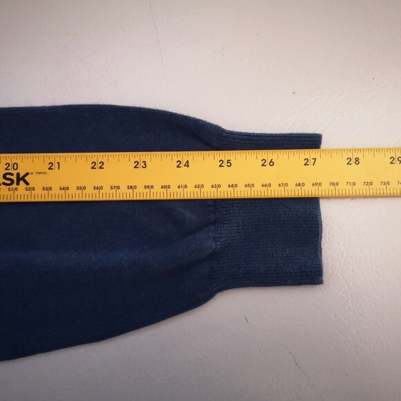 Tommy Hilfiger Men's Loose Fit V-neck Lightweight Sweater - Picture 8 of 9